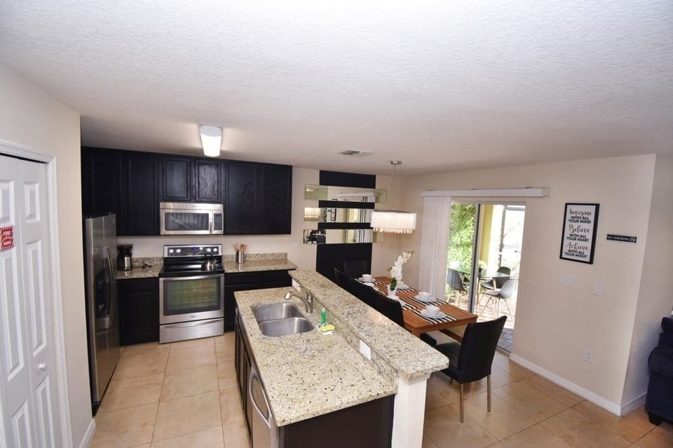 House, 4 Bedrooms | Private kitchen