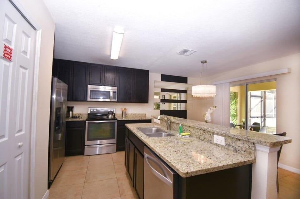 House, 4 Bedrooms | Private kitchen