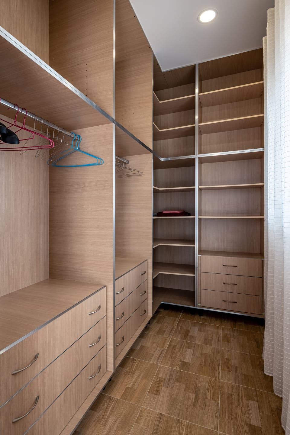 3 bedrooms, hypo-allergenic bedding, down comforters, pillowtop beds