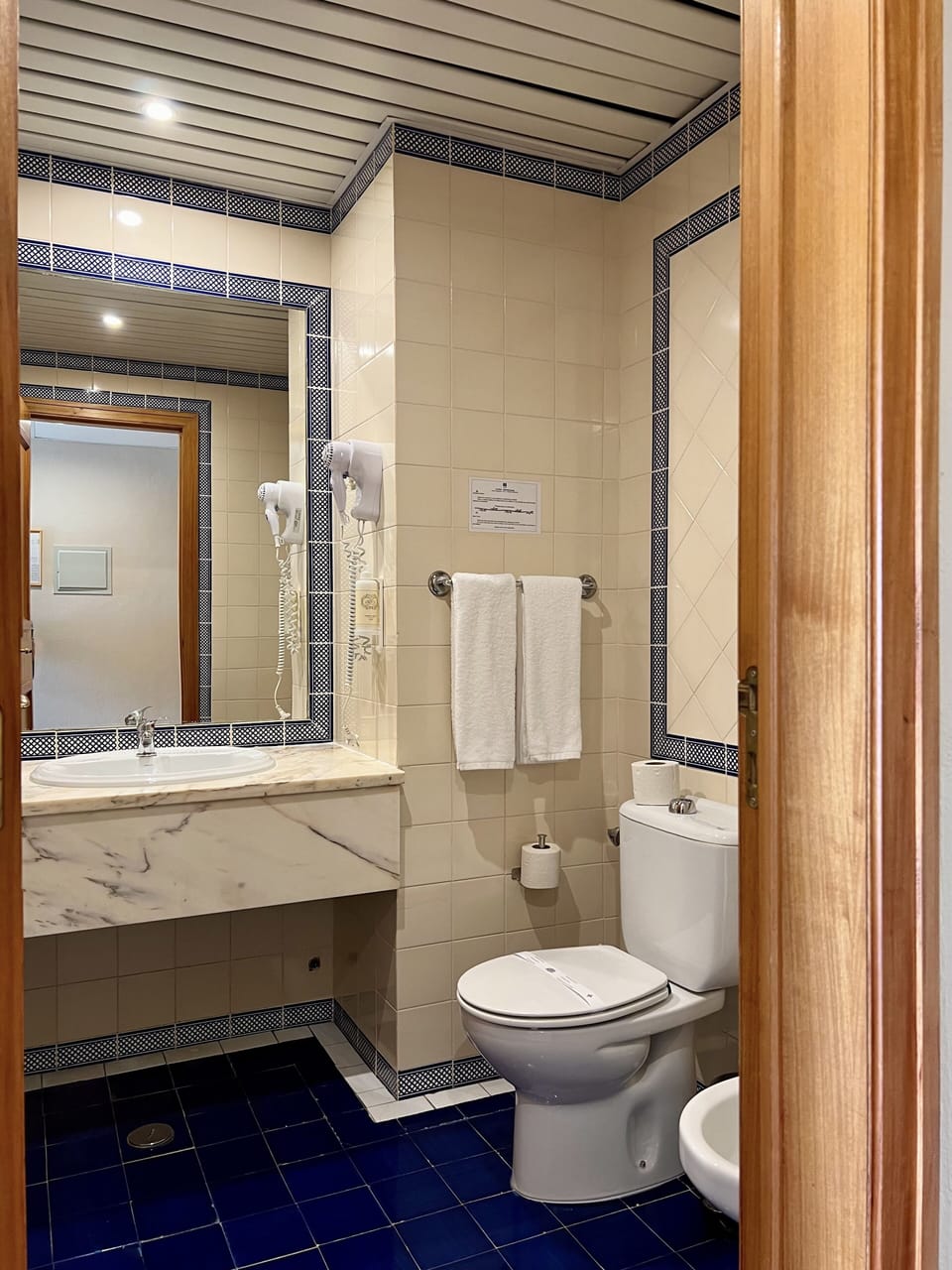 Twin Room | Bathroom | Bathtub, hair dryer, towels