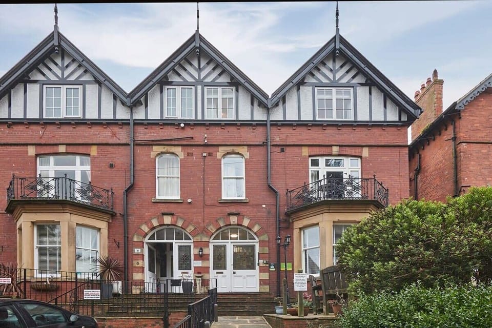 Park Place Apartment, Whitby - Host & Stay