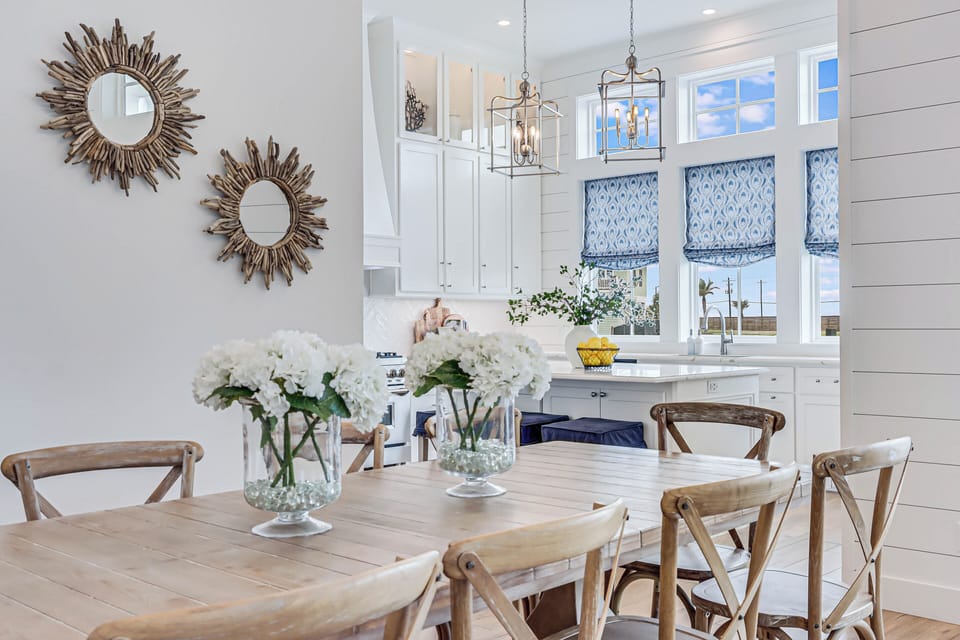 1st Floor Dining Area Overlooking Leisure Lake