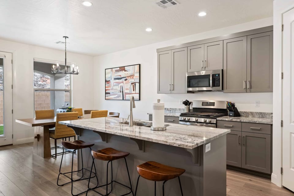 Fully Equipped Kitchen with 3 Barstools