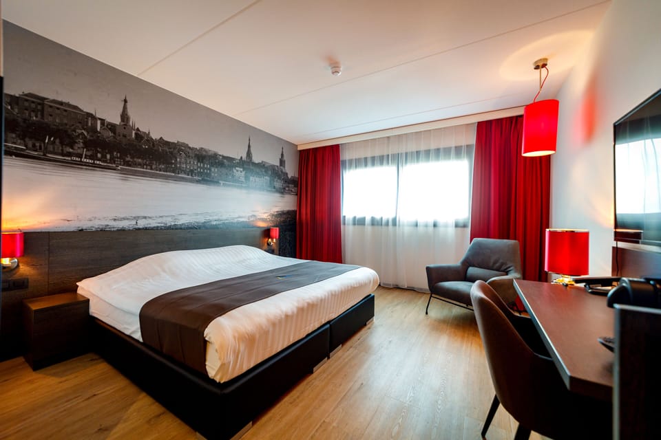 Deluxe Room, 1 King Bed | In-room safe, desk, iron/ironing board (on request), cribs (free)