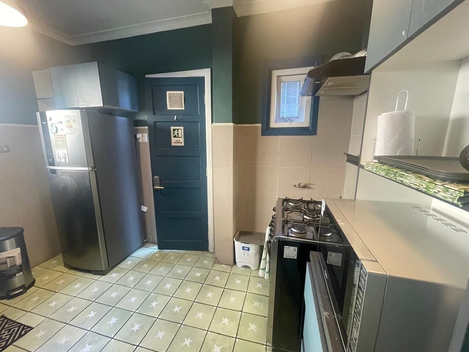 Full-size fridge, microwave, oven, stovetop