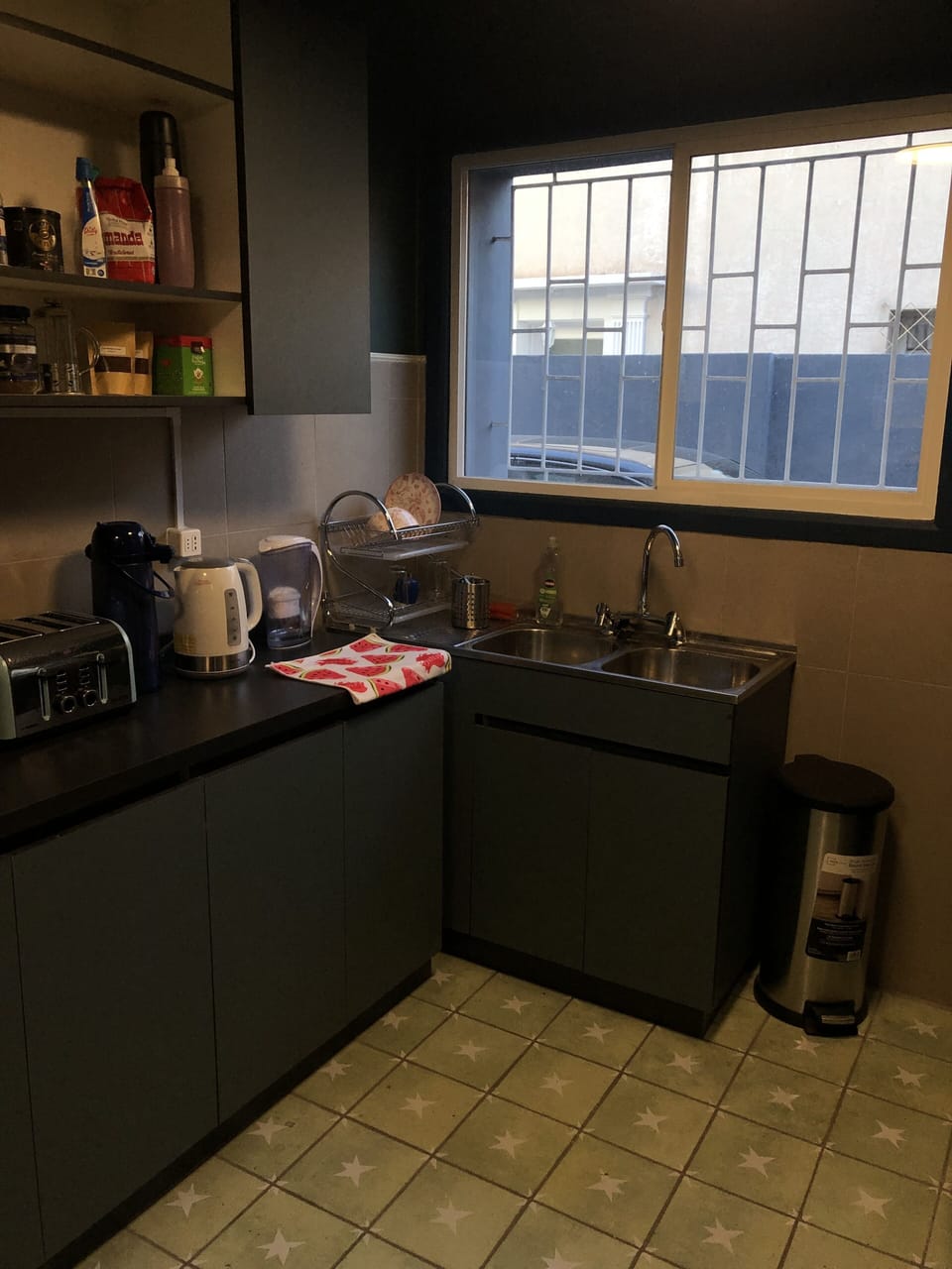 Full-size fridge, microwave, oven, stovetop