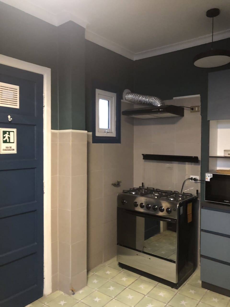 Full-size fridge, microwave, oven, stovetop