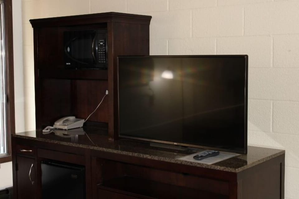 Standard Single Room, 1 Queen Bed | Desk, laptop workspace, blackout drapes, iron/ironing board