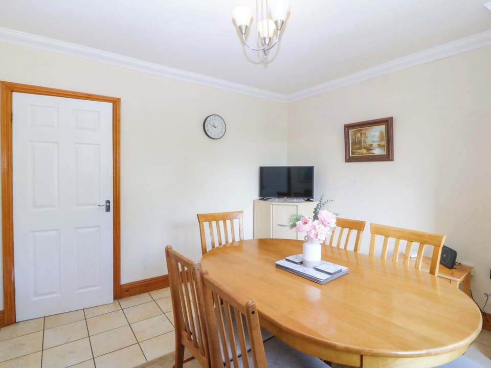 Cottage | Dining