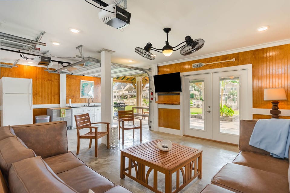 Garage/Outdoor Living Area