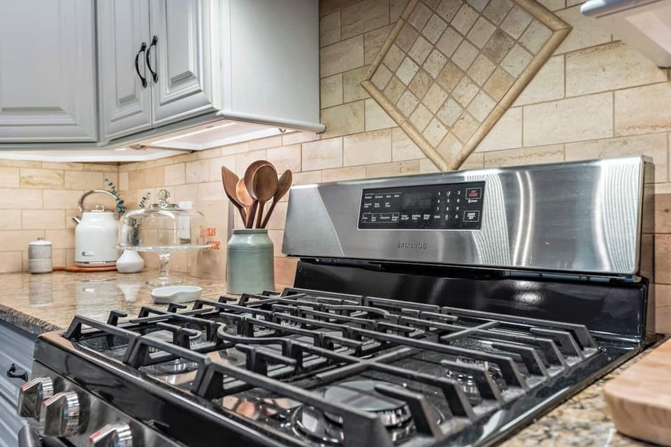 Gourmet  Kitchen w/ Gas Stove and Oven