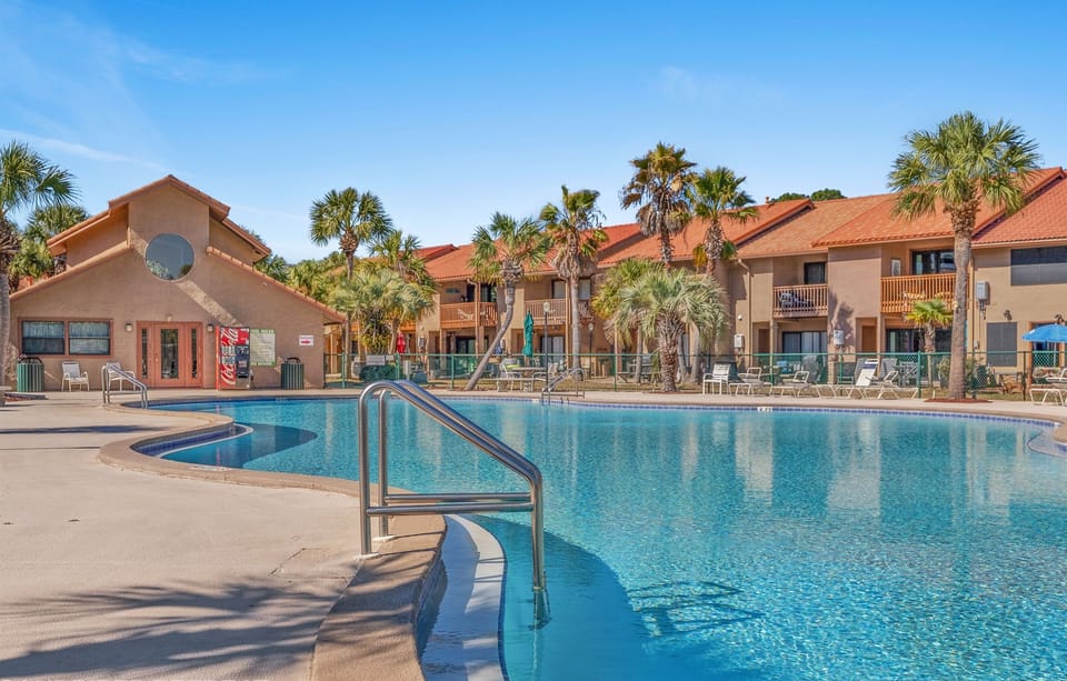 Ease down the handrail steps into this second resort pool when the main one fills up — Gulf Highlands has eleven, so you're never waiting long.