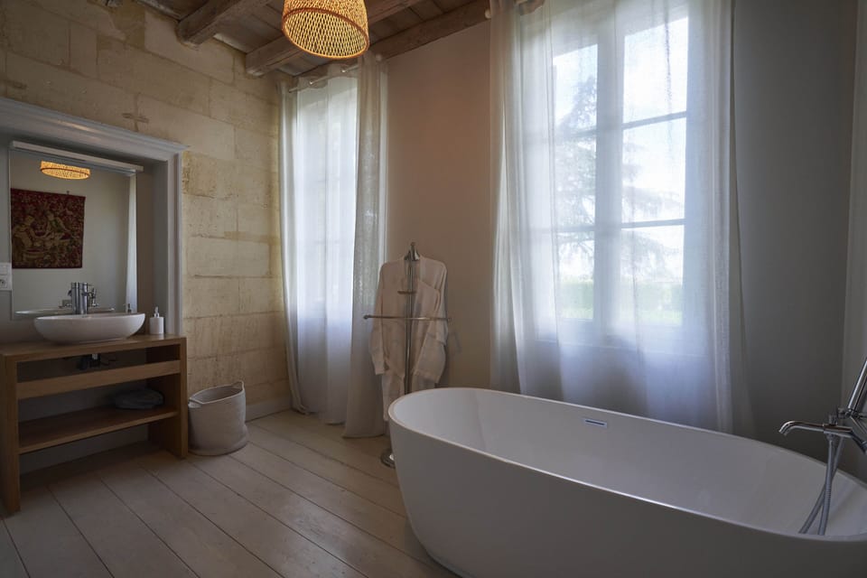 Junior Double Room, 1 King Bed, Bathtub, Garden View | Bathroom | Hair dryer, towels, soap, shampoo