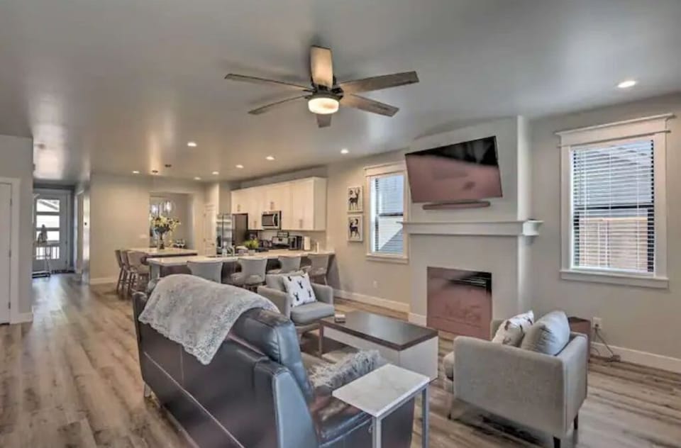 Living Room/Kitchen area