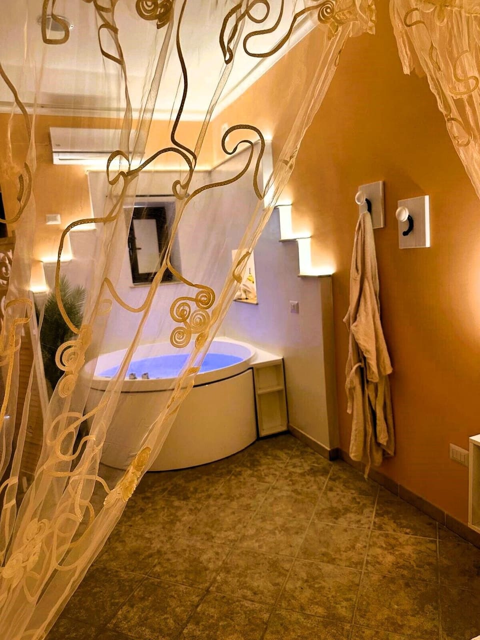 Comfort Suite | Premium bedding, soundproofing, iron/ironing board, free WiFi