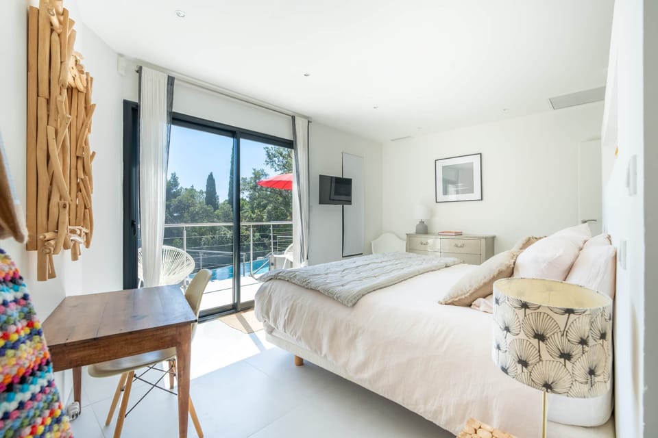 Chambre parentale vue mer RDC villa Seaside Lavandou Saint-Clair