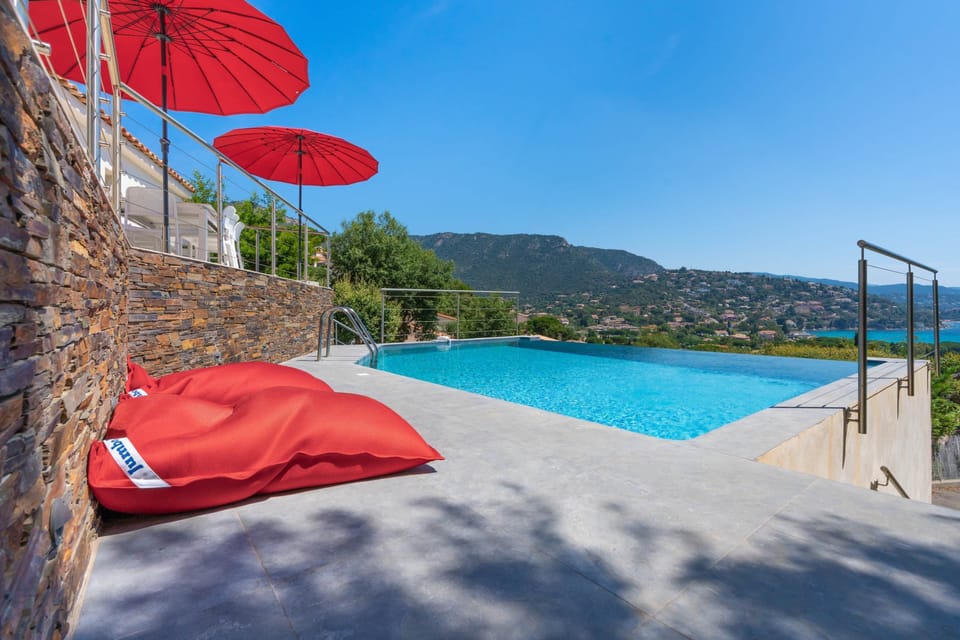Vue extérieur avec piscine villa Seaside Lavandou Saint-Clair 3