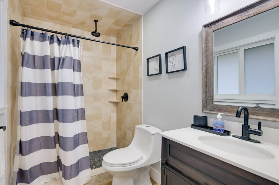 En-Suite Bathroom | Towels Provided | Complimentary Toiletries