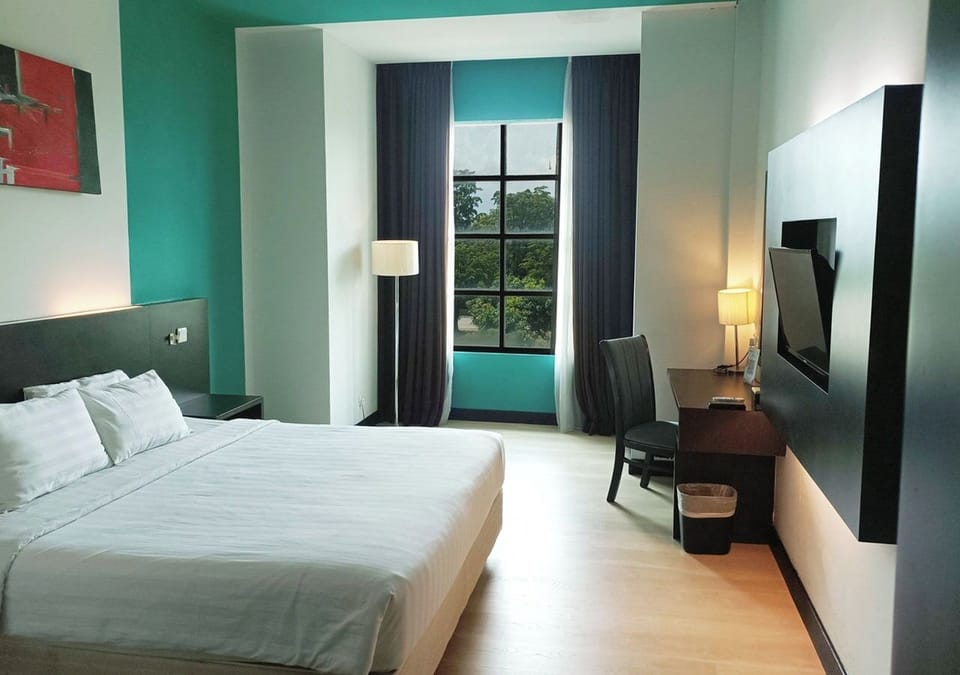 Deluxe King Room | Premium bedding, desk, soundproofing, WiFi (free)