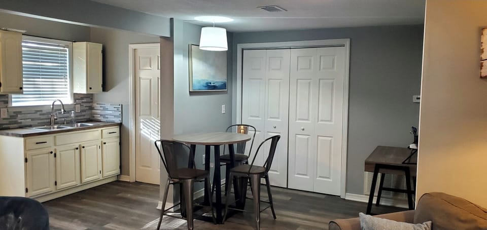 Kitchen/Eating area/Work station