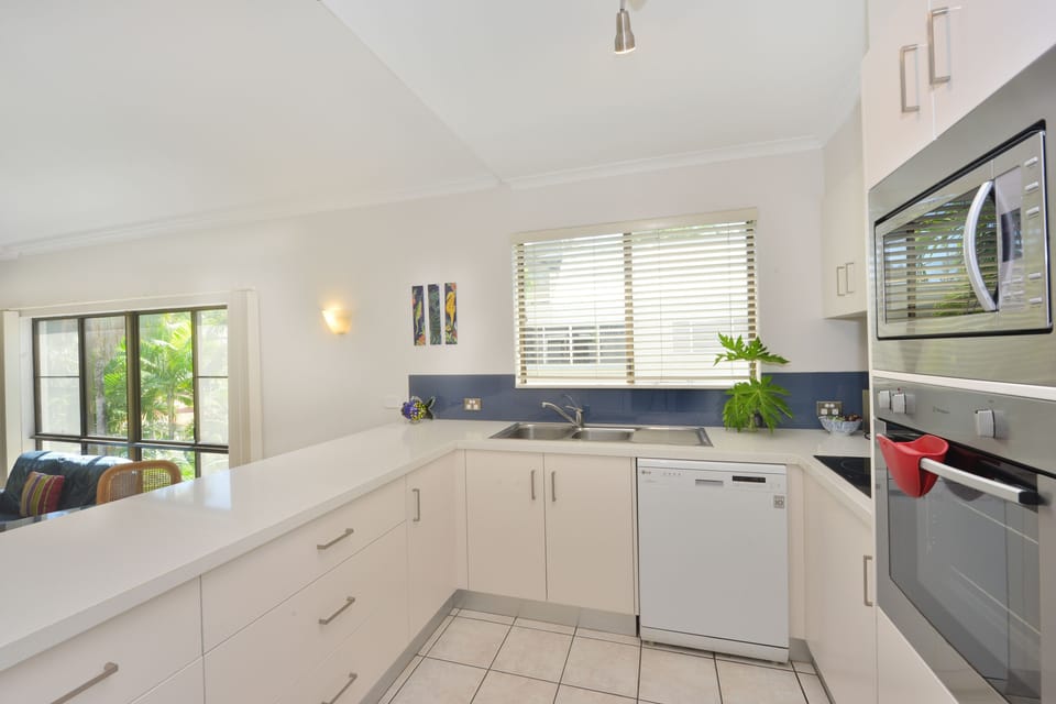 Loft, 3 Bedrooms | Private kitchen | Fridge, microwave, oven, stovetop