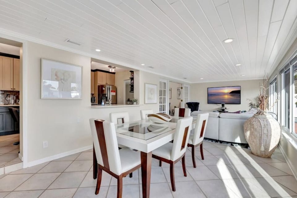 Dinner party goals achieved in this chic and modern dining space.