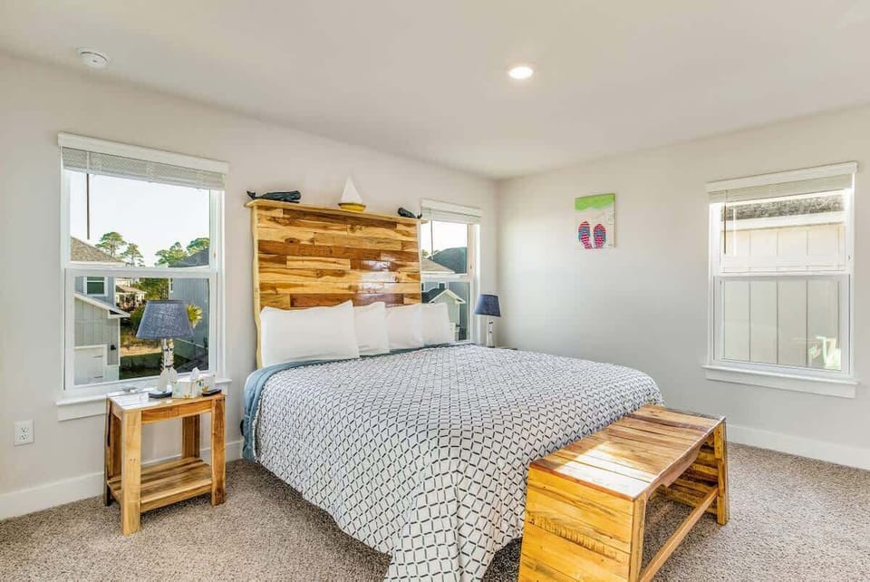 Bedroom w/ King Size Bed