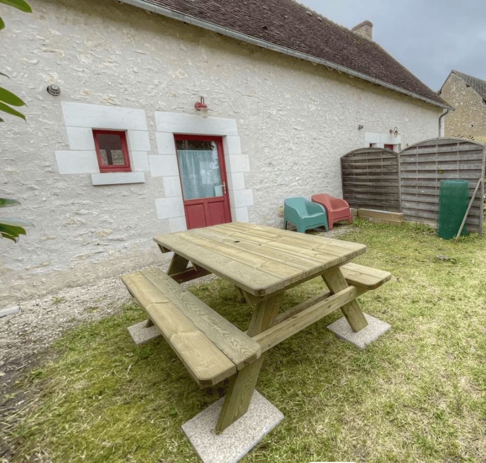jardinet avec table pique-nique et fauteuils