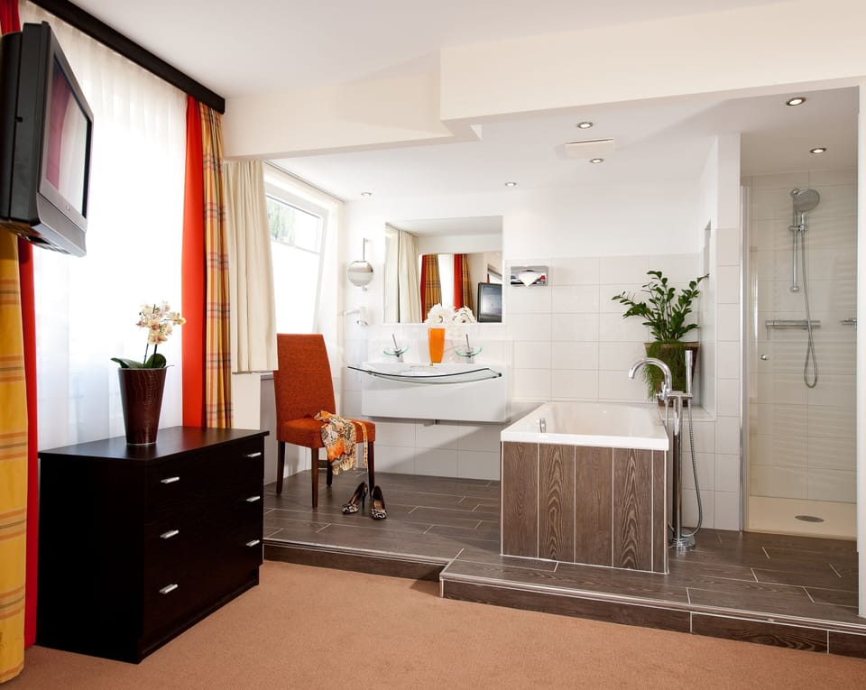 Panoramic Suite, 1 King Bed, Non Smoking, Balcony | Premium bedding, individually furnished, desk, free WiFi