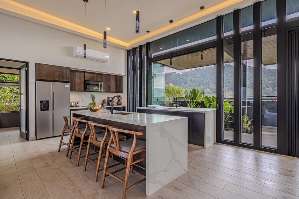 Well-equipped and spacious kitchen. 