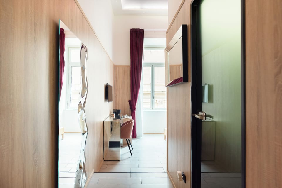Comfort Room | Premium bedding, down comforters, soundproofing, WiFi (free)
