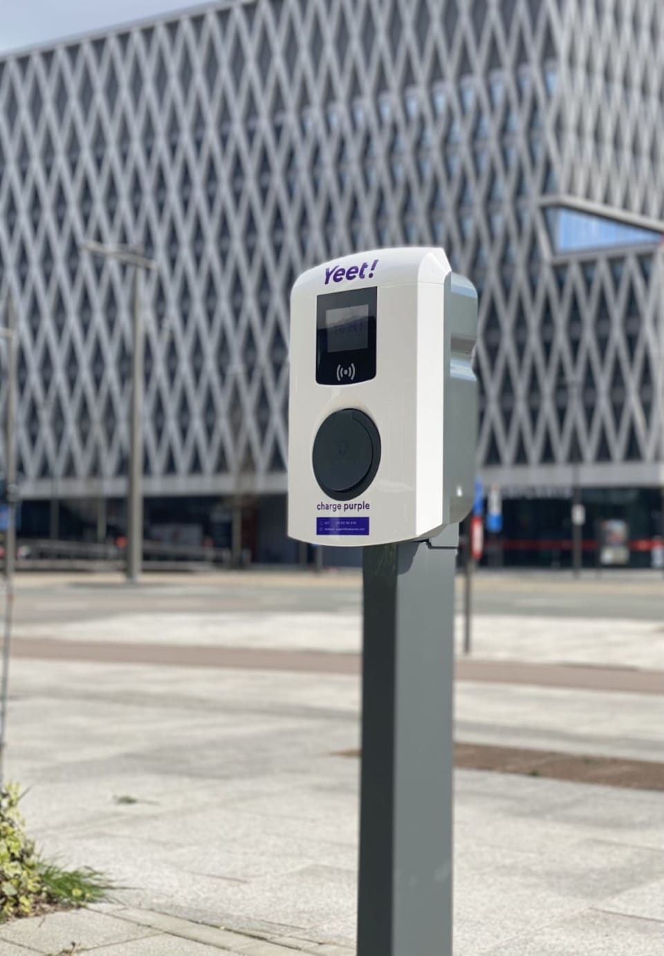 Electric vehicle charging station