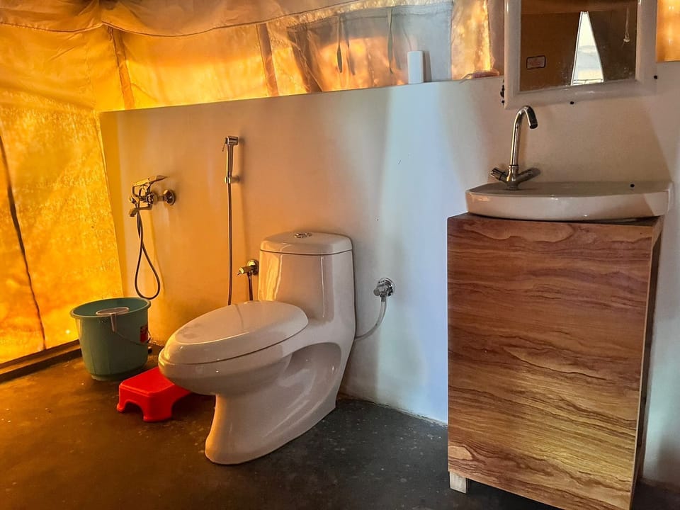 Deluxe Tent | Bathroom | Bathtub, towels, soap, toilet paper