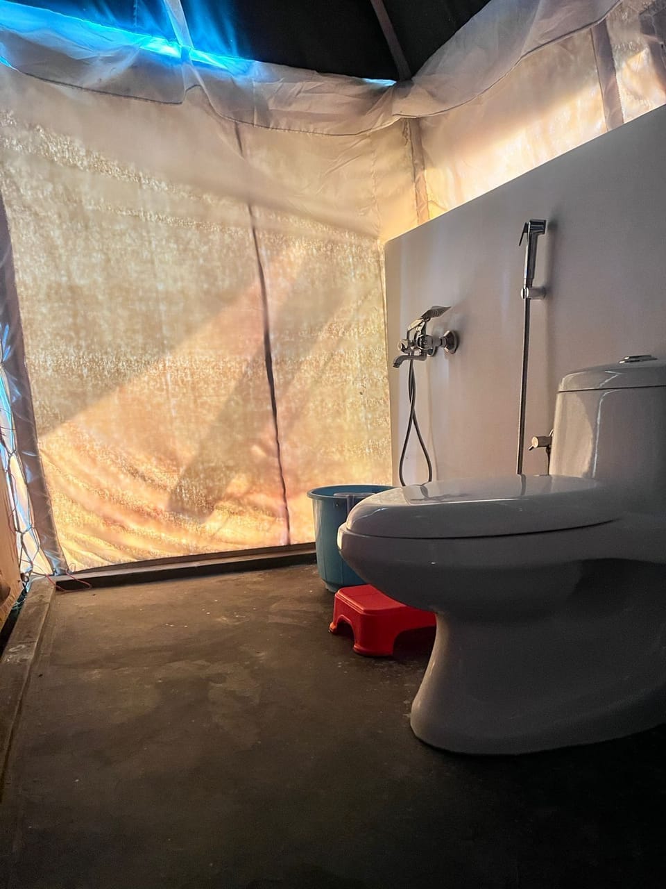 Deluxe Tent | Bathroom | Bathtub, towels, soap, toilet paper