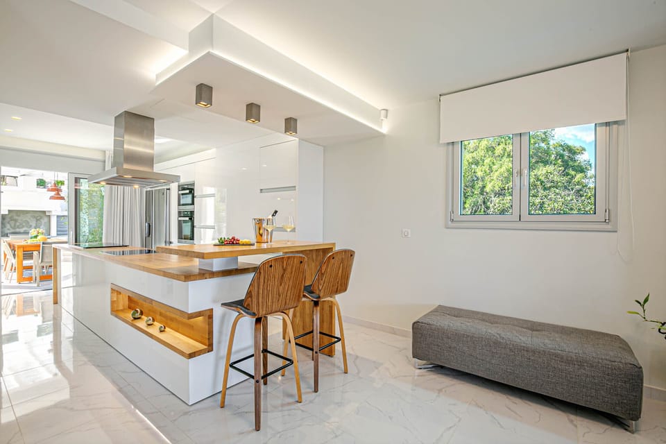 Deluxe Villa | Private kitchen | Espresso maker, coffee/tea maker, electric kettle, paper towels