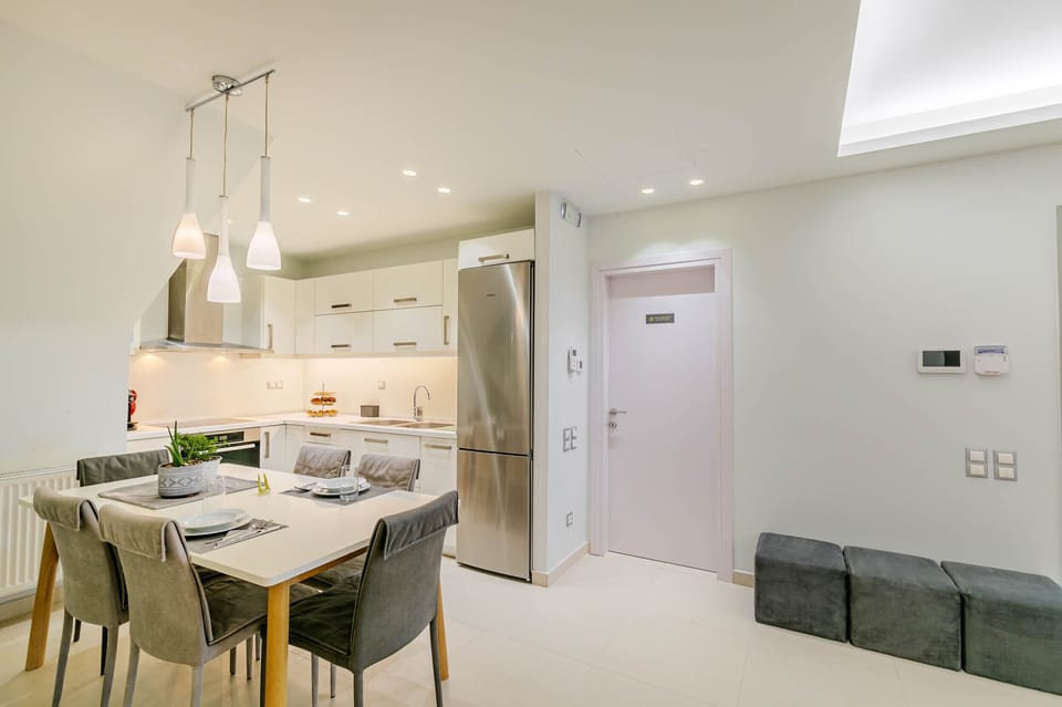 Deluxe Villa | Private kitchen | Espresso maker, coffee/tea maker, electric kettle, paper towels