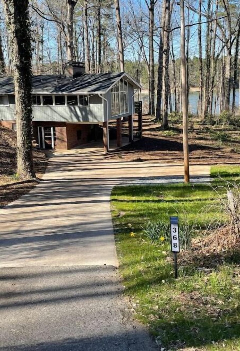 Level driveway with tons of free parking 