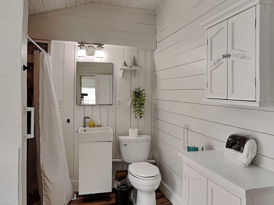 Primary En Suite Bathroom - Standing Shower + Tub