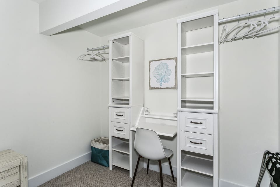 Work desk in 2nd bedroom with California Closet - Work desk in 2nd bedroom with California Closet