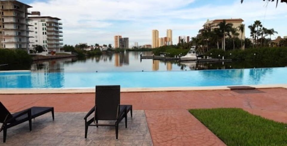 Exercise/lap pool