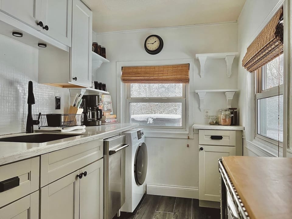 The kitchen features a gas stove, dishwasher, coffee maker, bean grinder, microwave, toaster, blender & food processor. We offer our guests complimentary coffee, tea, olive oil, & basic spices.