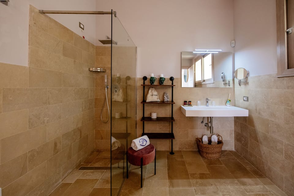 Deluxe Double Room | Bathroom | Free toiletries, hair dryer, bathrobes, slippers