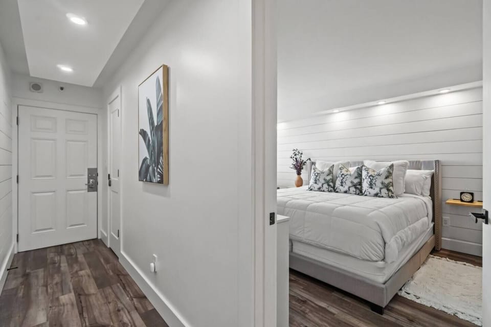 Hallway to bedroom, living room, bathroom