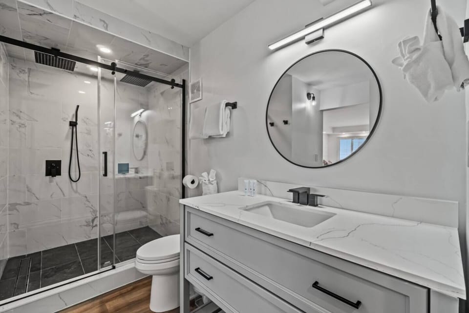 Large bathroom, dual rainfall shower