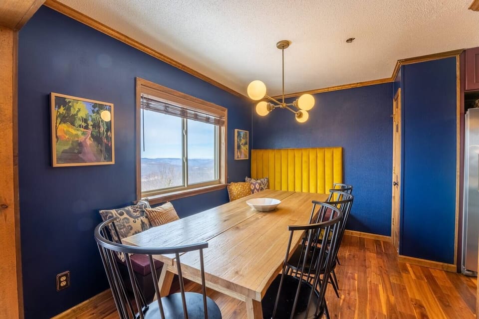 With plush cushions and gorgeous views, it's the ideal place to unwind after a day of adventure. Whether you're sipping on your morning coffee or enjoying a glass of wine at sunset, our banquette provides a comfortable and picturesque setting.