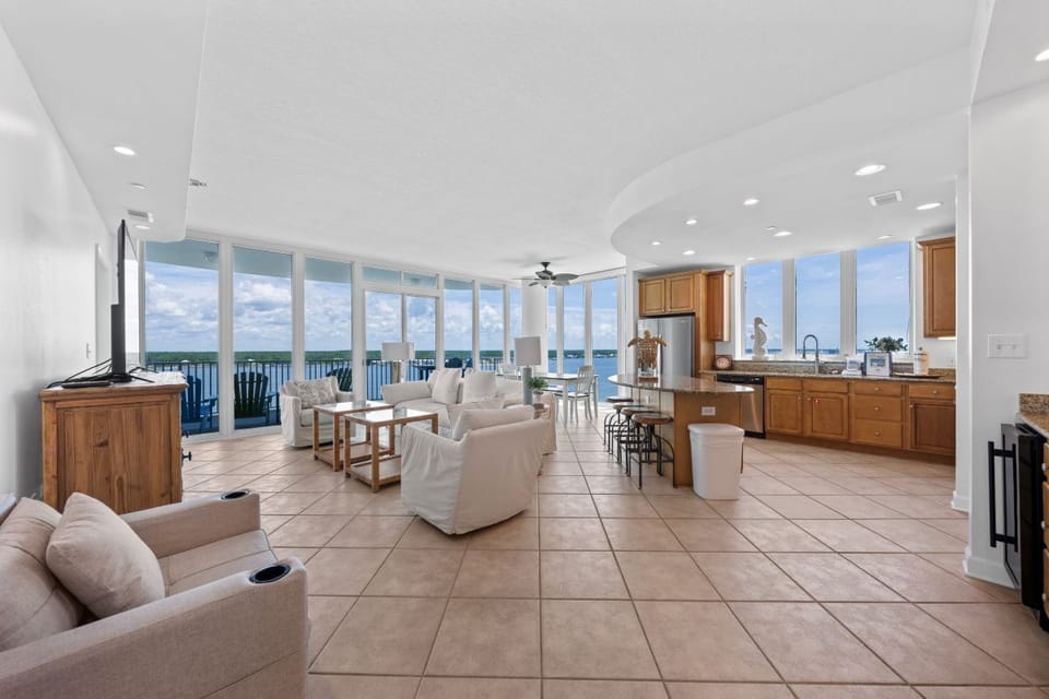 Lagoon Tower 902 Spacious Open Floor Plan
