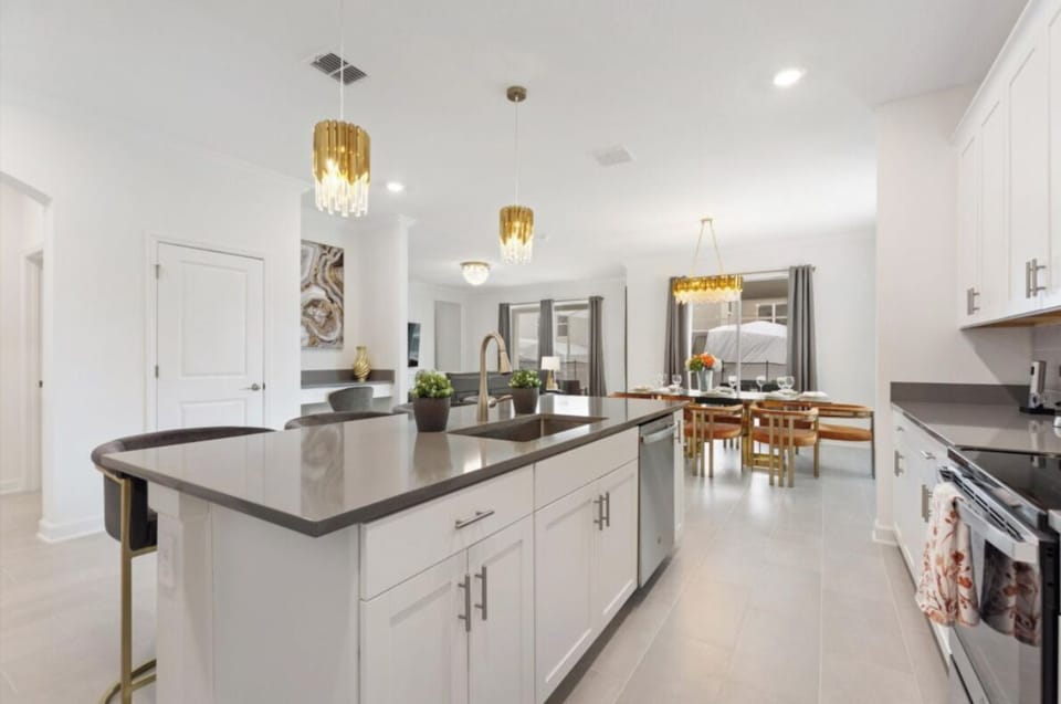 Family House, Multiple Bedrooms, Private Pool | Private kitchen | Fridge, microwave, oven, stovetop