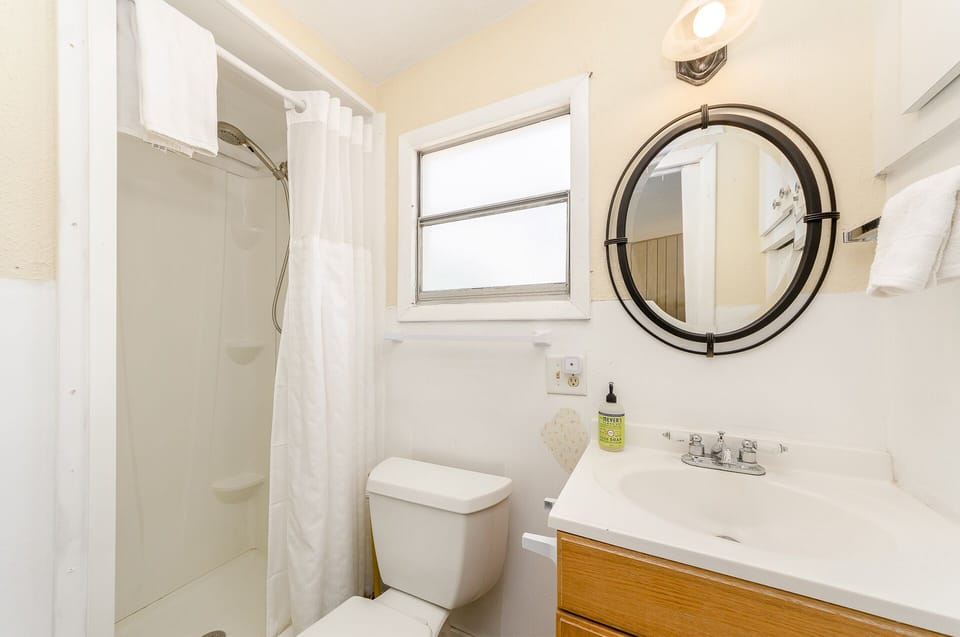 on suite bathroom to second bedroom