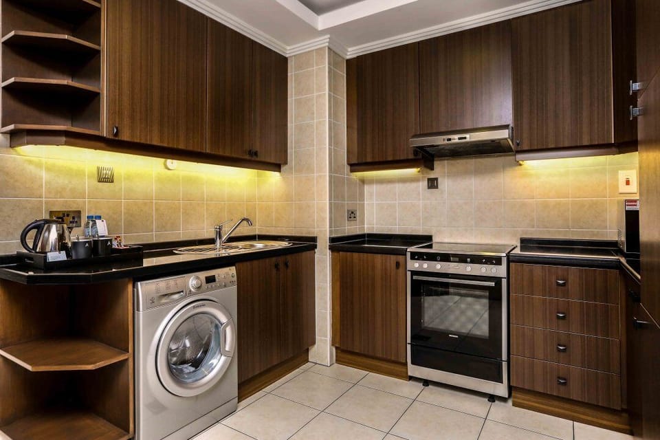 Apartment, 3 Bedrooms | Private kitchen | Electric kettle, cleaning supplies, paper towels