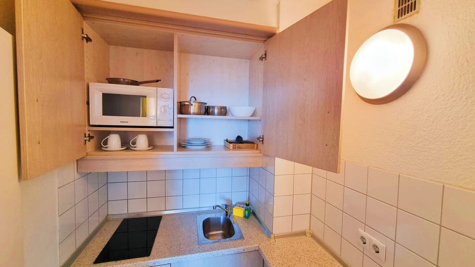 Studio-Apartment | Hypo-allergenic bedding, desk, blackout drapes, free WiFi